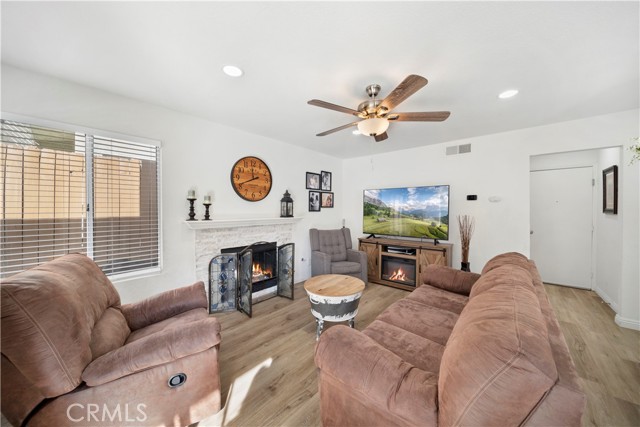 Detail Gallery Image 4 of 10 For 24639 Leafwood Dr, Murrieta,  CA 92562 - 3 Beds | 2/1 Baths