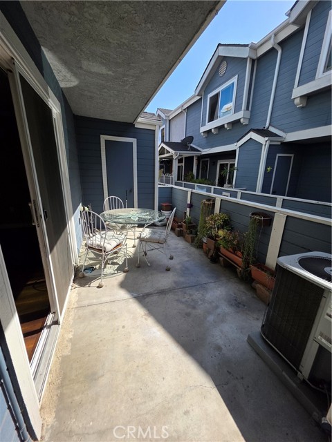 21901 Moneta Avenue, Carson CA: https://media.crmls.org/medias/7d301ef4-1fda-425f-81e9-ef0ead678bd1.jpg