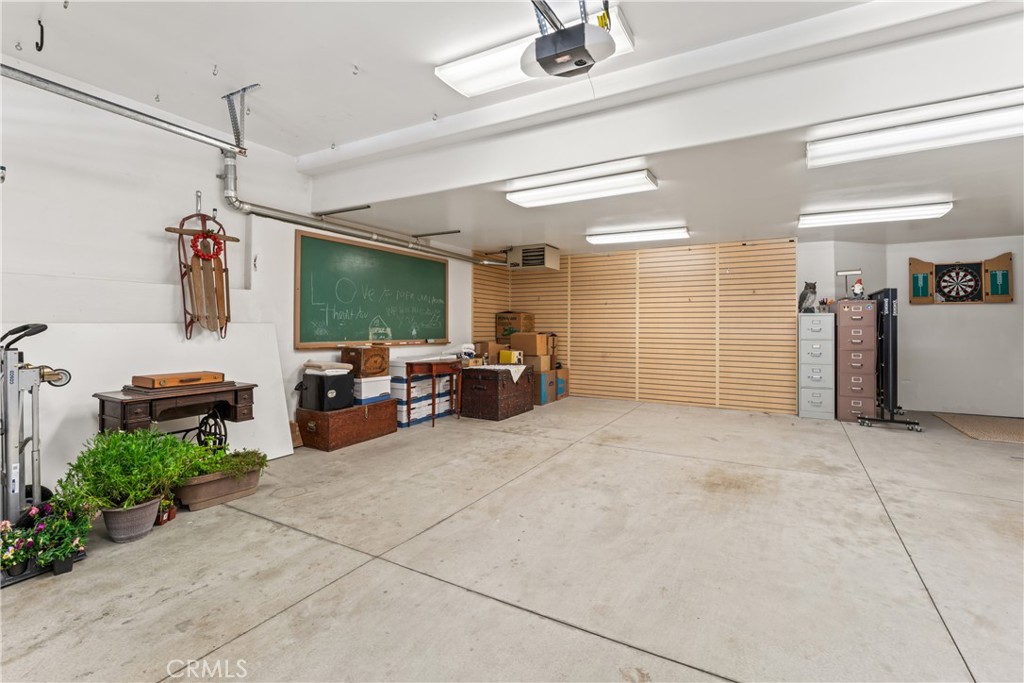https://media.crmls.org/medias/7d303be4-3074-4ebd-b1be-30761495c1f1.jpg?preset=X-Large