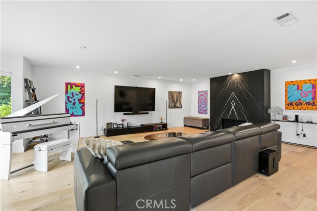 Detail Gallery Image 6 of 53 For 22637 Erwin St, Woodland Hills,  CA 91367 - 6 Beds | 5/1 Baths