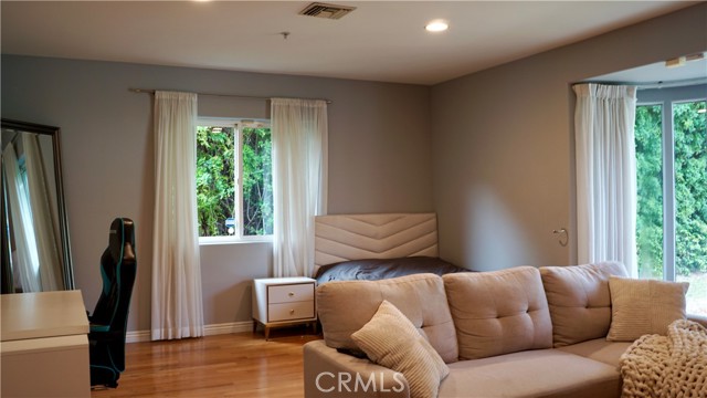 925 Sherlock Dr, Burbank CA: https://media.crmls.org/medias/7d32b563-4b4f-4d23-ba44-976285609718.jpg