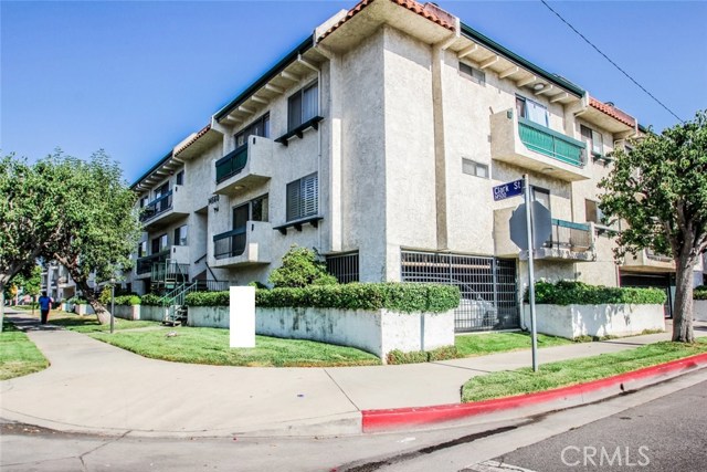 14560 Clark Street 209 Sherman Oaks, California Well maintained spacious unit featuring 2 bedrooms, 2 bathrooms, a 2-car subterranean garage. Recently remodeled and centrally located in beautiful city of Sherman Oaks. Hardwood floors throughout the unit,recessed lighting, balcony off of living room. Kitchen is fully remodeled with granite counter tops and modern cabinets opens to the dining area. This is a very bright unit with lots of natural light coming in and a great floor plan. Also featuring is the community benefits where you can enjoy the swimming pool,sauna and much more!