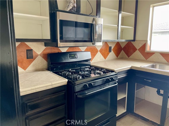 Detail Gallery Image 8 of 26 For 28164 Robin Ave, Saugus,  CA 91350 - 2 Beds | 1 Baths