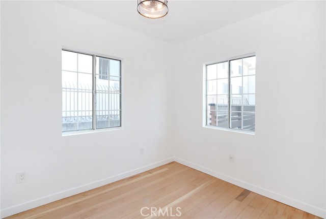 Image 19 of 71 For 1361 Armadale Avenue