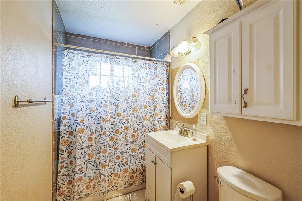 https://media.crmls.org/medias/7d3f545a-2e90-4eab-802d-c59e7556a7f7.jpg?preset=X-Large