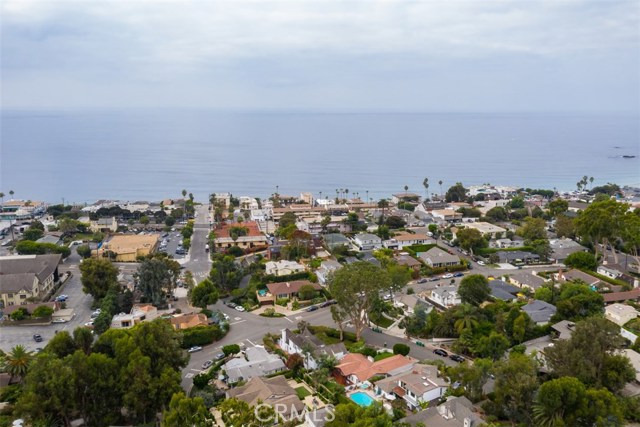 JUST 3 SHORT BLOCK TO THE BEACH !