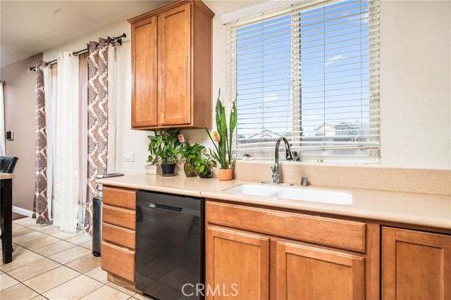 Detail Gallery Image 13 of 49 For 16620 Desert Lily St, Victorville,  CA 92394 - 4 Beds | 2/1 Baths