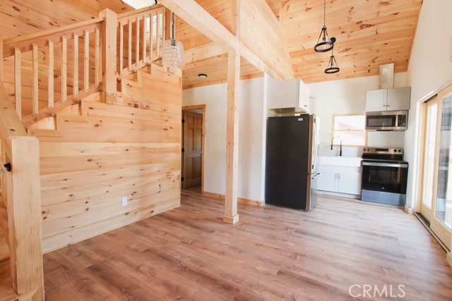 Detail Gallery Image 2 of 47 For 33149 Holcomb Creek Dr, Green Valley Lake,  CA 92341 - 3 Beds | 1 Baths