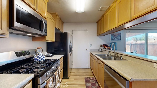 Detail Gallery Image 10 of 44 For 908 N Pepper Ave, Rialto,  CA 92376 - 4 Beds | 2 Baths