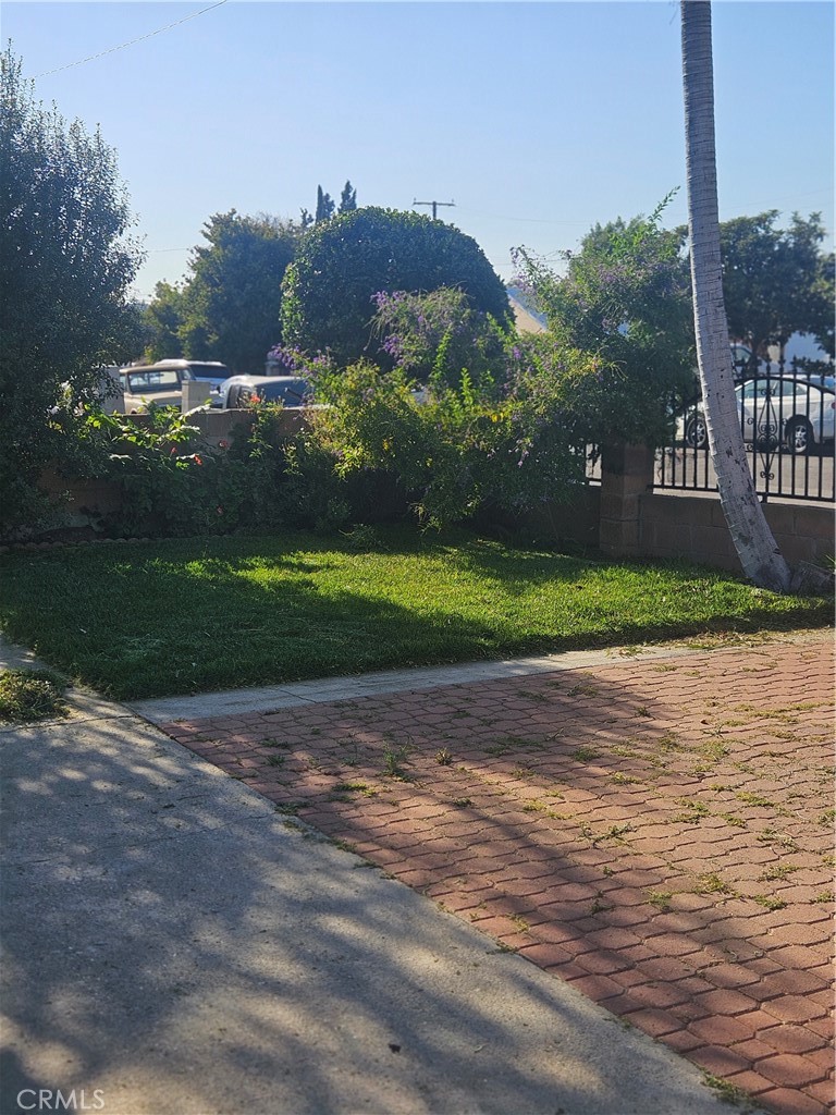 https://media.crmls.org/medias/7d470c9d-d4f4-4693-a59b-df7006159141.jpg?preset=X-Large