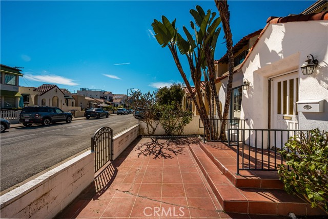 Detail Gallery Image 3 of 17 For 131 Santa Ana Ave, Long Beach,  CA 90803 - 2 Beds | 1 Baths