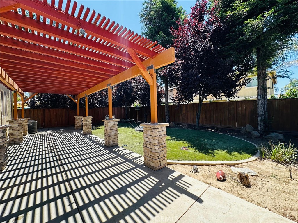 https://media.crmls.org/medias/7d4c313e-9c76-43e1-8ffe-19c219b0f1e8.jpg?preset=X-Large