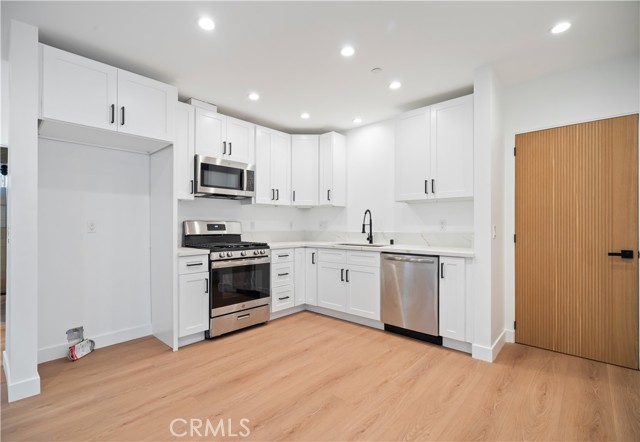 Detail Gallery Image 12 of 75 For 6935 Jellico Ave, Lake Balboa,  CA 91406 - 8 Beds | 8 Baths