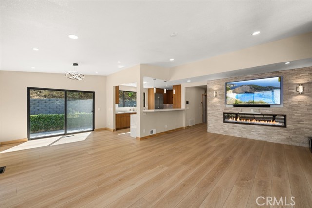 325 N Madison Avenue, Monrovia CA: https://media.crmls.org/medias/7d4ef766-e989-4146-a1c6-015573053c33.jpg