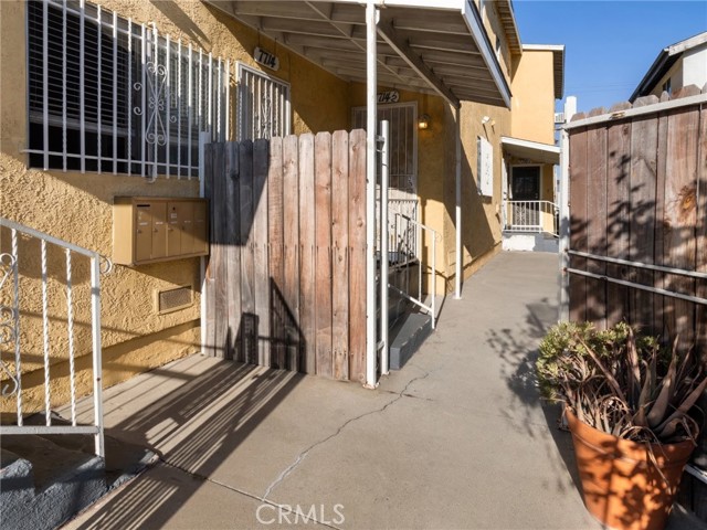 7714 S Broadway, Los Angeles CA: https://media.crmls.org/medias/7d4f4c1a-c4fd-444c-8f3d-d5c1f6373c81.jpg