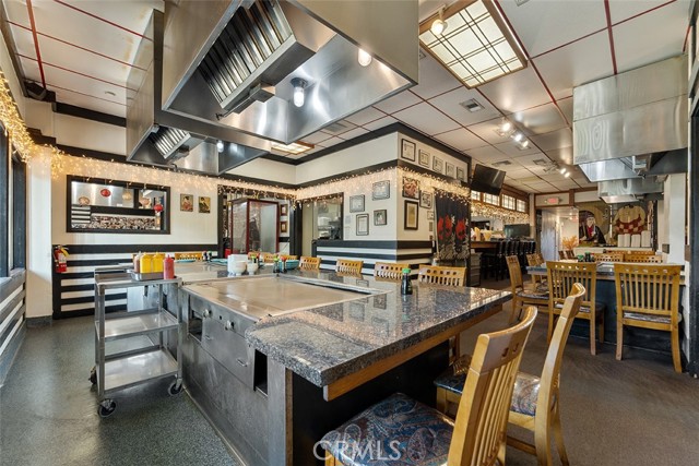 320 W Foothill Blvd, Upland CA: https://media.crmls.org/medias/7d50205f-f4fa-48c8-9b15-0fc8c44040e5.jpg
