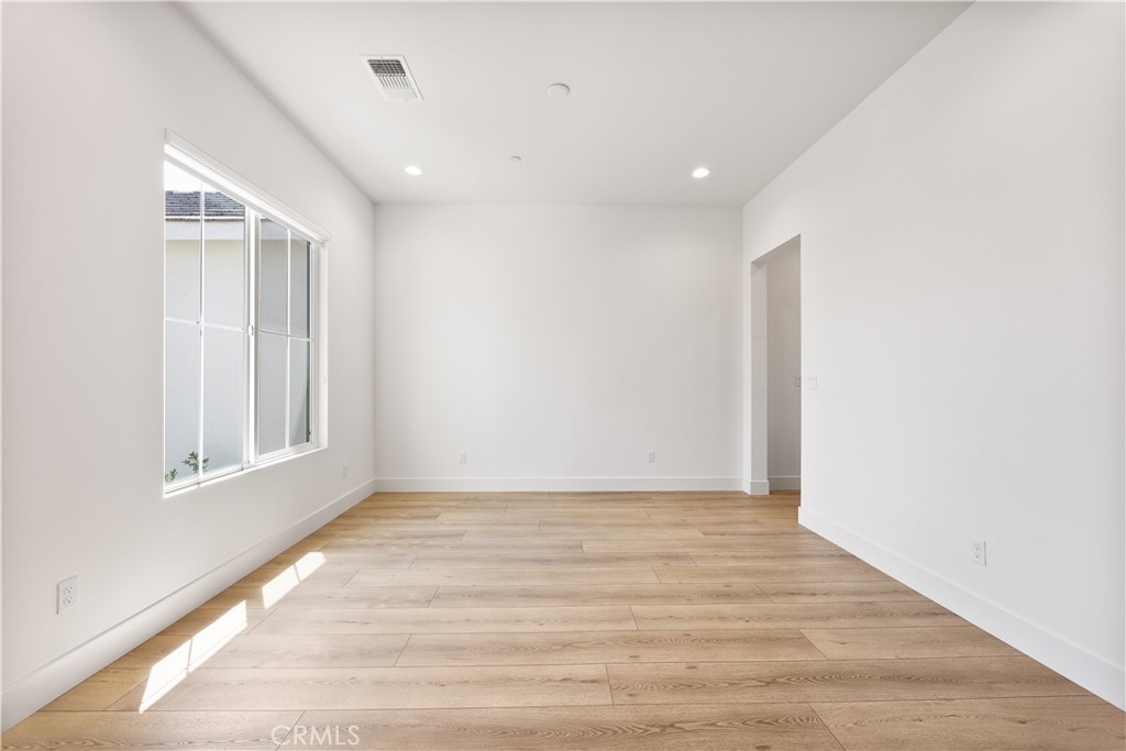 https://media.crmls.org/medias/7d510795-8d21-4e46-806e-9828cce2b491.jpg?preset=X-Large