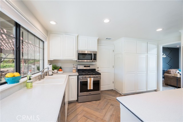 Detail Gallery Image 9 of 27 For 675 Oak Ln, Paso Robles,  CA 93446 - 4 Beds | 2/1 Baths