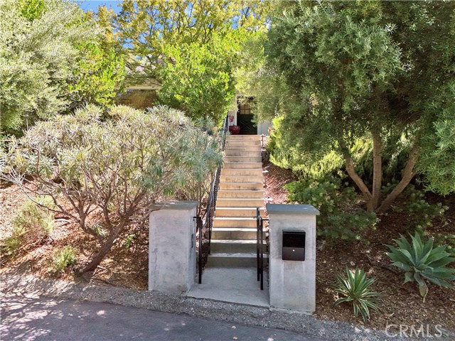 Detail Gallery Image 2 of 59 For 18090 Karen Dr, Encino,  CA 91316 - 4 Beds | 2/1 Baths