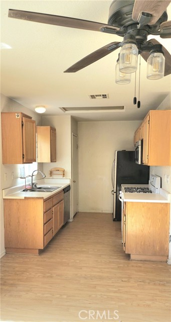 Detail Gallery Image 6 of 20 For 10611 Plainfield, Adelanto,  CA 92301 - 3 Beds | 1 Baths