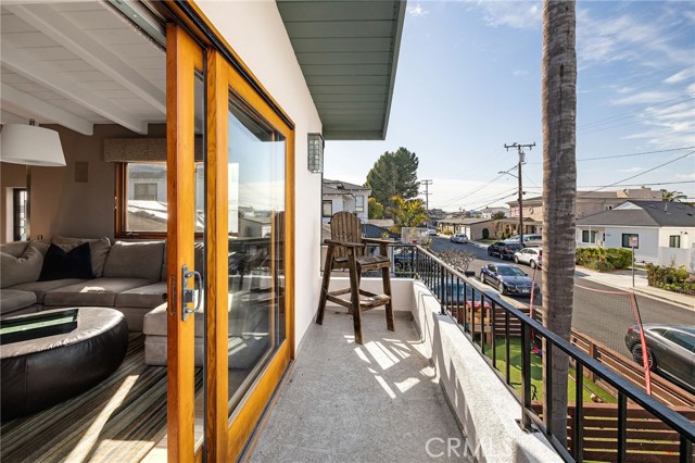 1204 19th Street, Hermosa Beach, California 90254, 3 Bedrooms Bedrooms, ,2 BathroomsBathrooms,Residential,Sold,19th,SB25046452