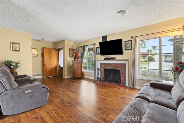 945 W Bonnie Brae Court, Ontario CA: https://media.crmls.org/medias/7d635c79-1a91-47df-a439-243f7b2c8376.jpg