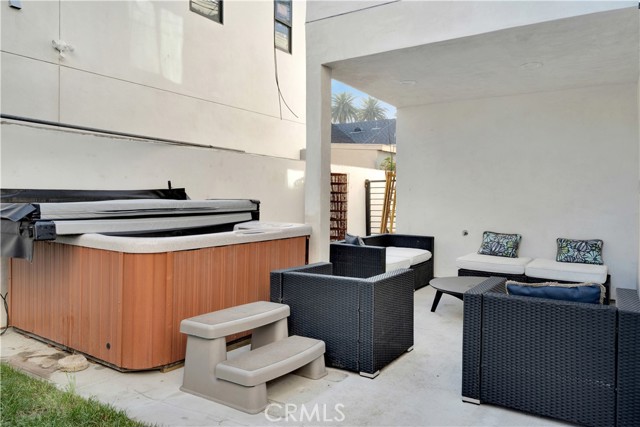 5226 W 20th Street, Los Angeles CA: https://media.crmls.org/medias/7d65c946-5bc2-425a-8a9b-6a296257809a.jpg