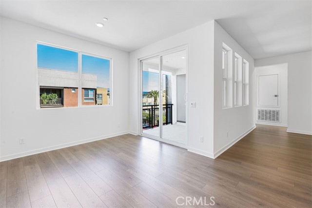 Detail Gallery Image 5 of 22 For 980 N Tangent Privado #305,  Ontario,  CA 91764 - 3 Beds | 2 Baths