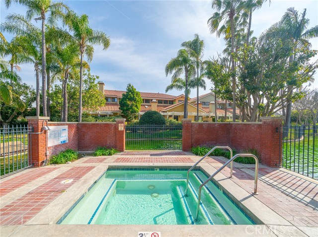 4 Santa Cruz Court, Manhattan Beach CA: https://media.crmls.org/medias/7d6f689a-9682-4f55-a03f-4a6cf7283614.jpg