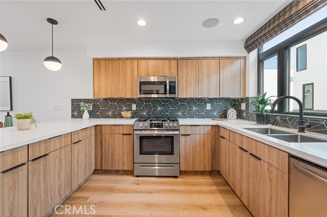 Detail Gallery Image 10 of 27 For 11314 Victory Bld, North Hollywood,  CA 91606 - 3 Beds | 3/1 Baths