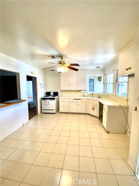 Detail Gallery Image 4 of 19 For 1212 W Oak Ave, Fullerton,  CA 92833 - 5 Beds | 2 Baths