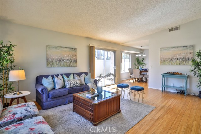 Detail Gallery Image 4 of 51 For 820 E Silver Maple, Azusa,  CA 91702 - 3 Beds | 2 Baths