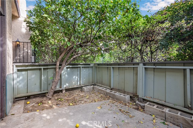 Detail Gallery Image 4 of 21 For 13623 Valerio #C,  Van Nuys,  CA 91405 - 2 Beds | 2/1 Baths