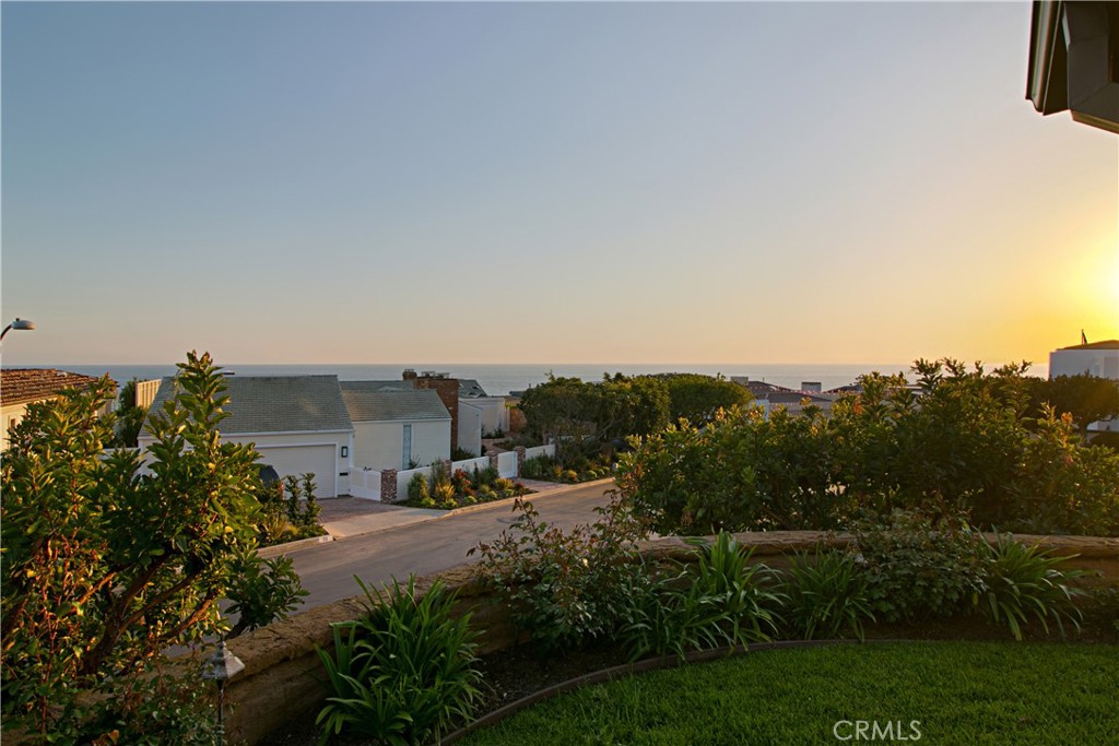 https://media.crmls.org/medias/7d768d5c-8d02-4ea7-b448-7d9363b8b6f0.jpg?preset=X-Large