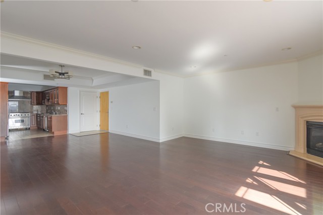 Detail Gallery Image 13 of 28 For 11911 Mayfield Ave #102,  Los Angeles,  CA 90049 - 3 Beds | 2/1 Baths
