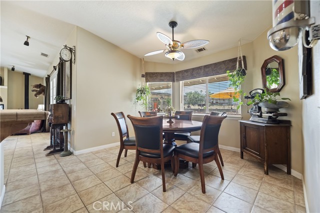 8328 Chateau Road, Phelan CA: https://media.crmls.org/medias/7d77f040-21a9-4ba8-9d77-c12765adbe66.jpg