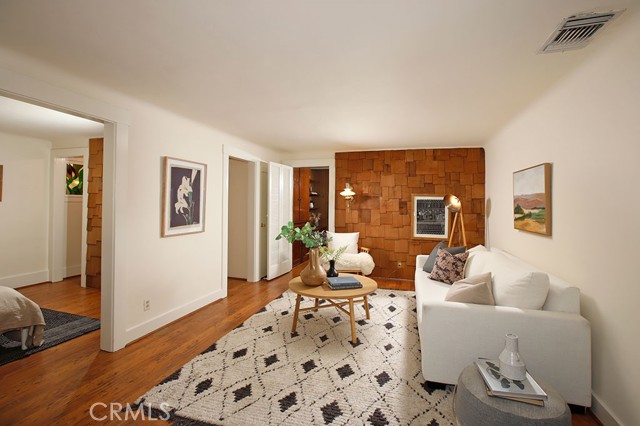 Detail Gallery Image 2 of 33 For 2057 Oakwood St, Pasadena,  CA 91104 - 2 Beds | 1 Baths