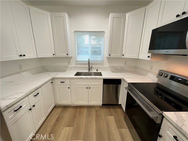 Detail Gallery Image 3 of 16 For 5952 Balcom Ave, Encino,  CA 91316 - 2 Beds | 1 Baths