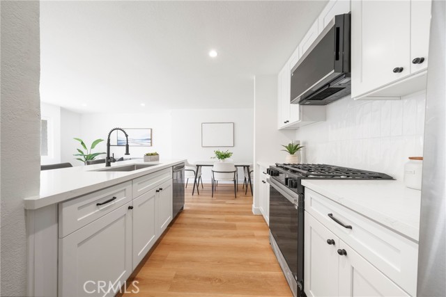 957 S Gramercy Drive, Los Angeles CA: https://media.crmls.org/medias/7d780837-e876-4470-8e3a-9144b53f8108.jpg