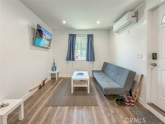 24017 Sylvan Street, Woodland Hills CA: https://media.crmls.org/medias/7d7a54ff-26a9-4b54-86c6-830843d1a3bf.jpg