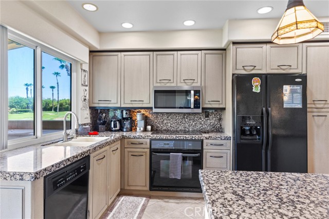 Detail Gallery Image 13 of 55 For 38750 Wisteria Dr, Palm Desert,  CA 92211 - 3 Beds | 3 Baths