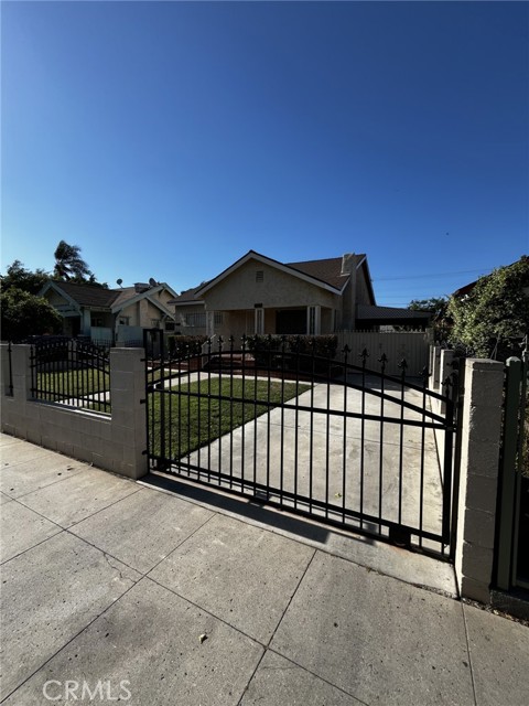 Detail Gallery Image 5 of 47 For 1449 W 45th St, Los Angeles,  CA 90062 - 4 Beds | 2 Baths