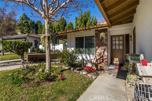 Detail Gallery Image 2 of 37 For 26856 Oak Branch Cir, Newhall,  CA 91321 - 2 Beds | 2 Baths