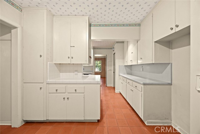 85 S San Rafael Avenue, Pasadena CA: https://media.crmls.org/medias/7d80fbaf-56cf-40f9-9e68-7329eeb1d1e8.jpg