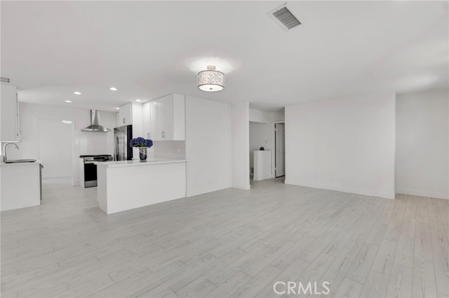 221 Acacia Lane, Newbury Park CA: https://media.crmls.org/medias/7d825857-f1e7-4bc6-8816-567125116695.jpg