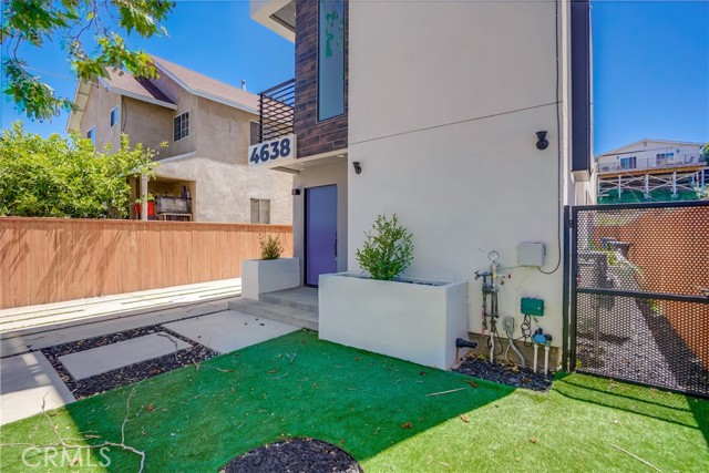 Detail Gallery Image 5 of 48 For 4638 Lomita St, Los Angeles,  CA 90019 - 4 Beds | 4/1 Baths