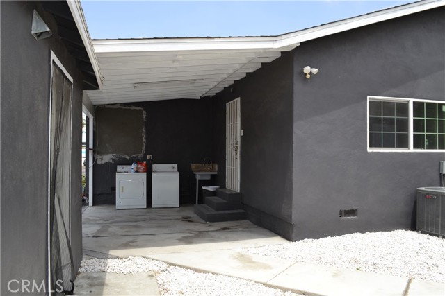 11068 Penrose, Sun Valley CA: https://media.crmls.org/medias/7d87fe5e-73c3-4c71-98b4-1b11cc1cf948.jpg