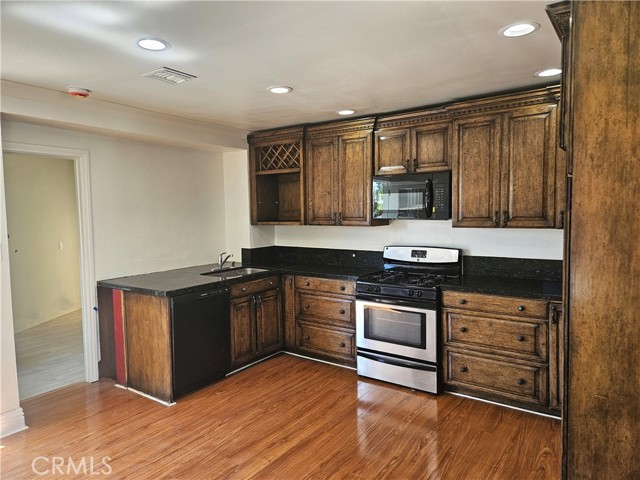 Detail Gallery Image 6 of 13 For 8027 Hinds Ave, North Hollywood,  CA 91605 - 3 Beds | 2 Baths
