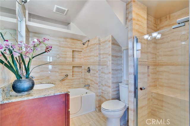 Detail Gallery Image 12 of 63 For 2747 E Ocean Bld, Long Beach,  CA 90803 - 6 Beds | 7 Baths