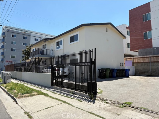 1103 S Hobart Boulevard, Los Angeles CA: https://media.crmls.org/medias/7d8aeabe-7d85-4d7f-b800-17b2741a5e0d.jpg